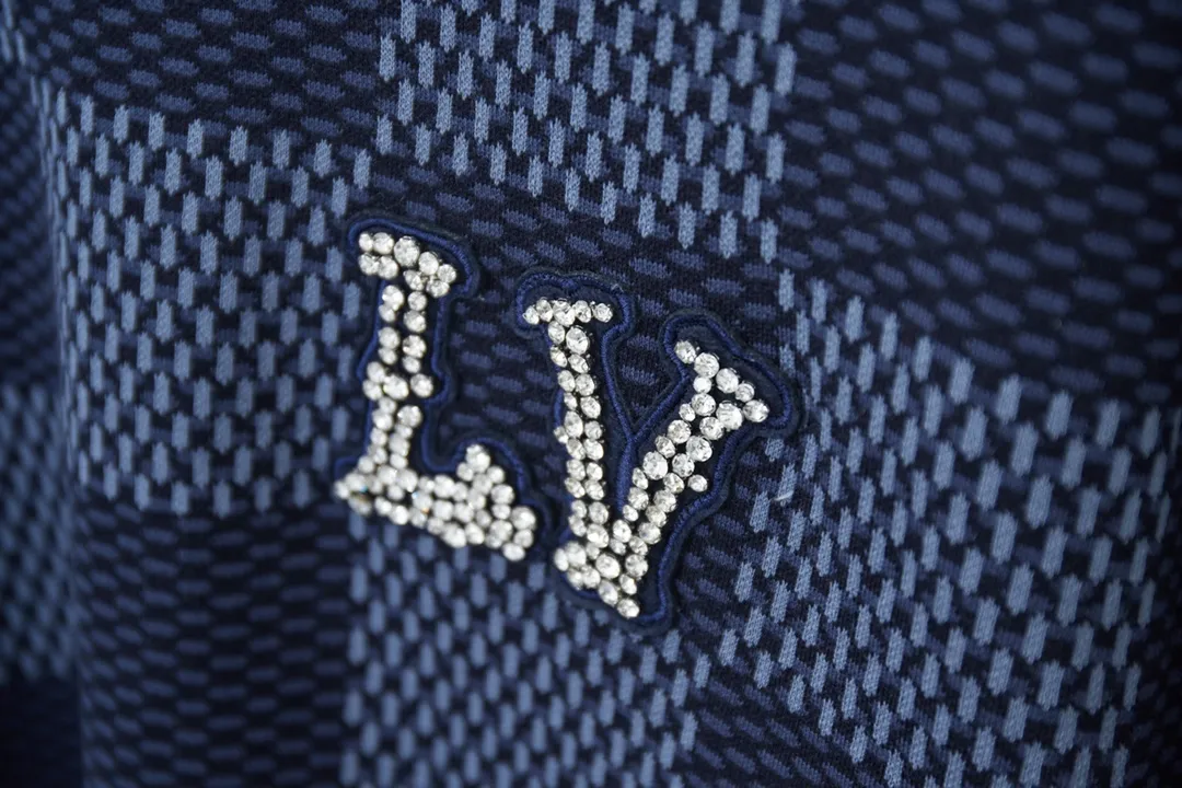 🅿️230 high-quality LV Louis SS25 spring and summer new Fei Dong press conference, super heavy-duty Swarovski rhinestone embroidered brand logo letter half-sleeved woolen fabric, customized super flash eight-claw diamonds, simple and elegant, classic, made of combed cotton yarn knitted cotton fabric, pure cotton high-weight special yarn, weighing it up feels full of weight, and the upper body is more textured than ordinary T-shirts. This texture can handle the weather easily, suitable for both hot and cold! The pattern on the chest adopts three-dimensional wool hanging technology, and is perfectly produced stitch by stitch with reference to the original version! The loose fit design allows petite girls to wear it so that the lower body is missing, making them look taller and slimmer! Size: S-XL